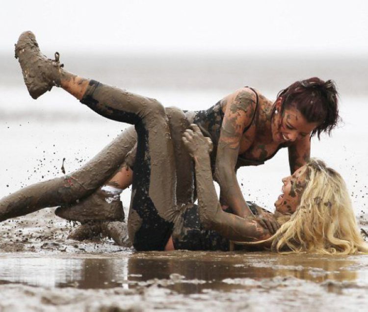 Девушки шалят в грязи