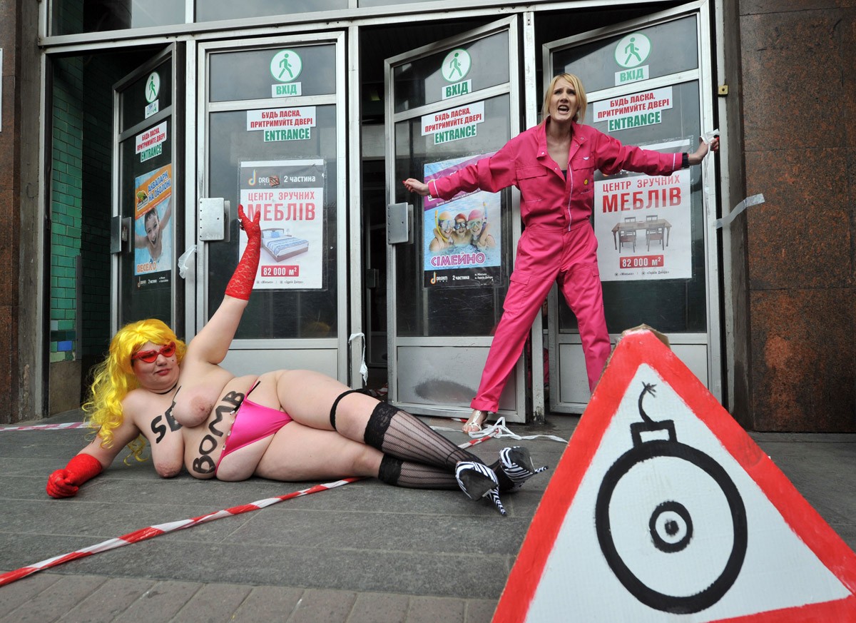 Секс бомба от FEMEN (12 фото).