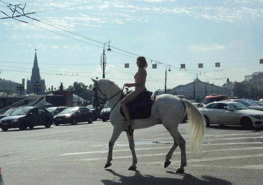 Голые девушки на лошади (35 фото)