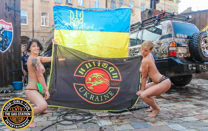 Акция молодых жительниц Львова в поддержку украинских солдат 